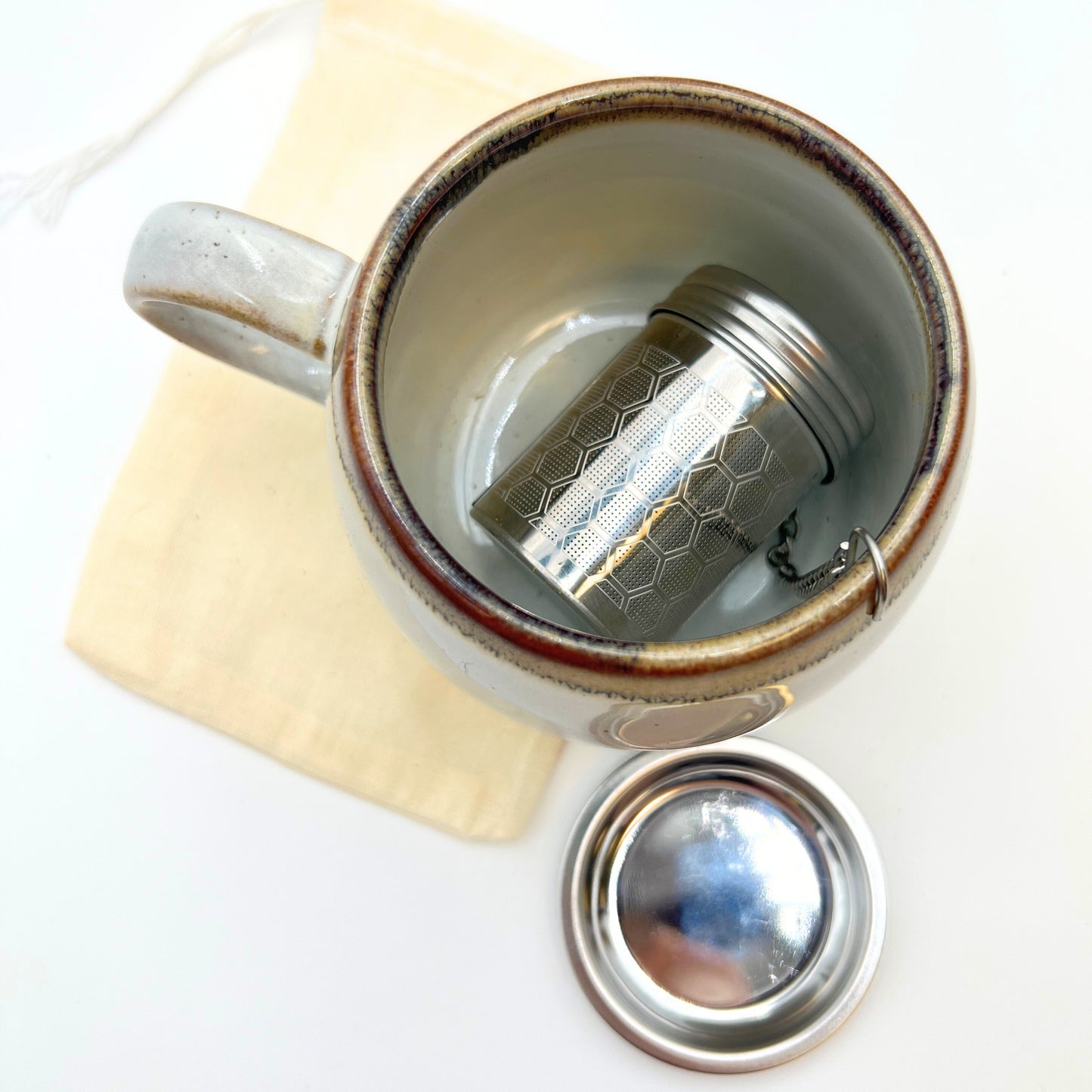 Honeycomb Mesh Loose Leaf Tea Strainer with Extended Chain & Saucer